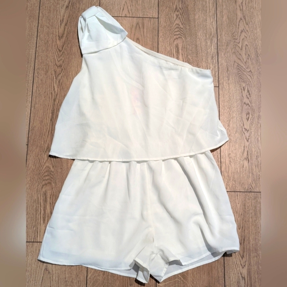 Entro Romper L Large White 1 Shoulder Jumpsuit Outfit Shorts NWT NEW Boho